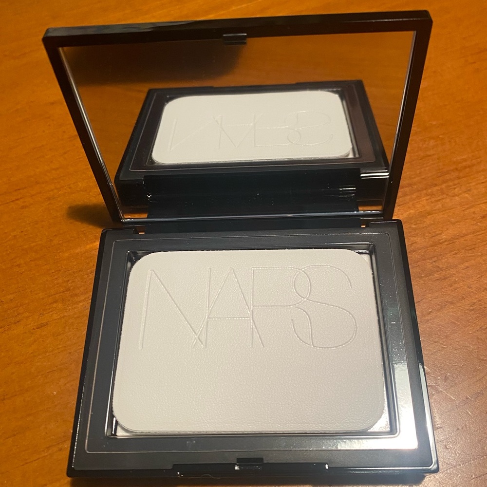NARS Light Reflecting Setting Powder - Pressed - Picture 4 of 16